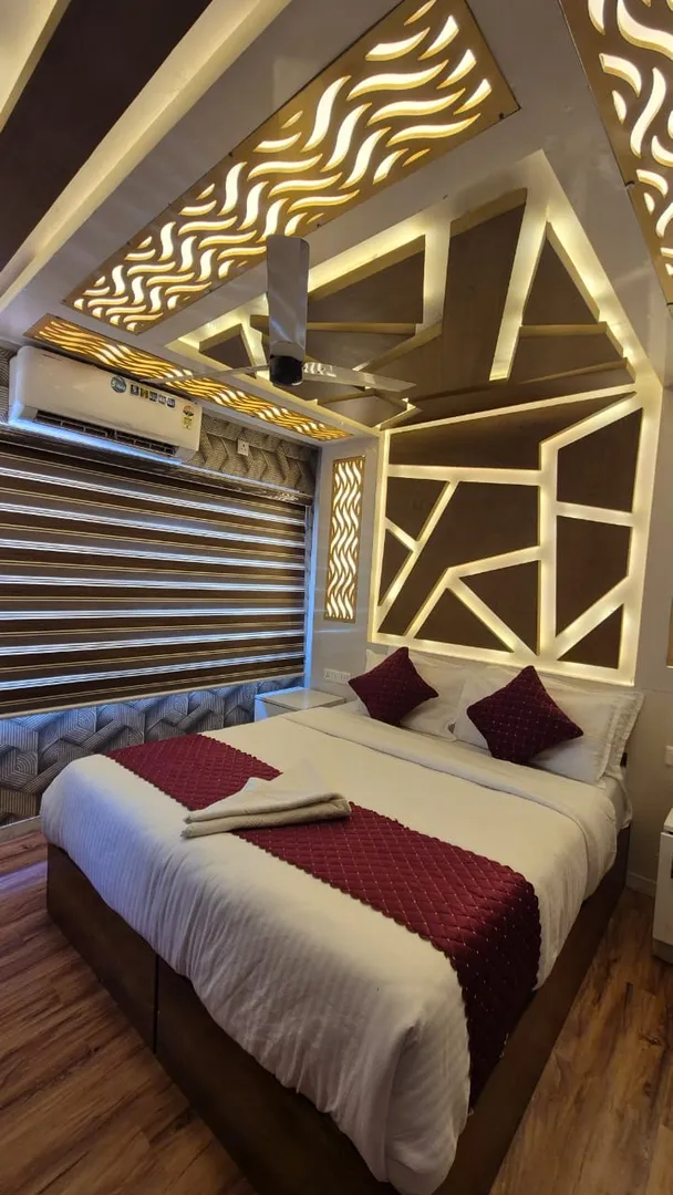 Royal Waves Deluxe - 10 Bedroom Deluxe Houseboat Interior View | Alleppey Backwaters | Alleppey Green Tourism