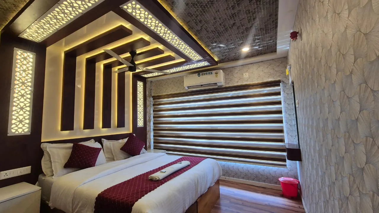 Royal Waves Deluxe - 10 Bedroom Deluxe Houseboat Interior View | Alleppey Backwaters | Alleppey Green Tourism