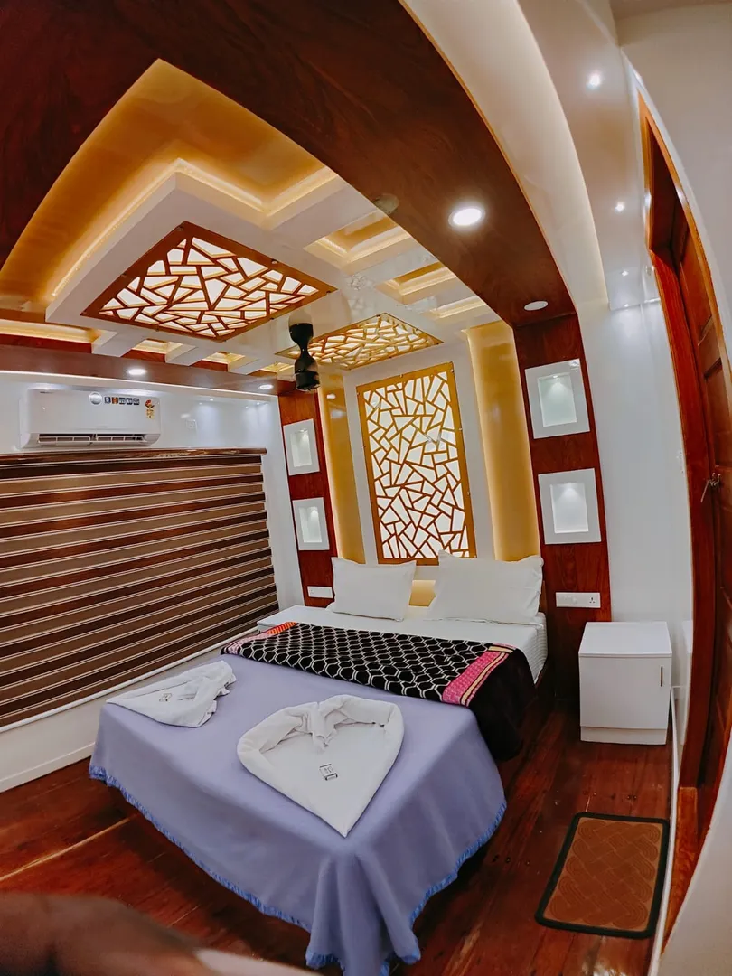Royal Waves Premium - 10 Bedroom Premium Houseboat Interior View | Kerala Houseboat Cruise | Alleppey Green Tourism