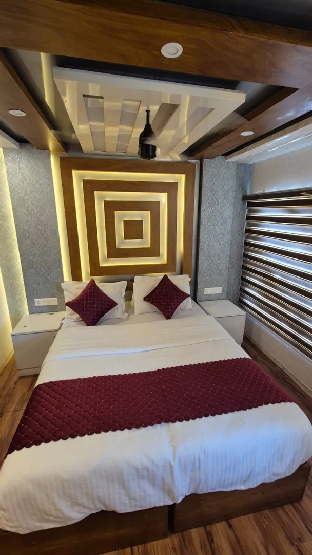 Royal Waves Premium - 10 Bedroom Premium Houseboat Interior View | Alleppey Backwaters | Alleppey Green Tourism