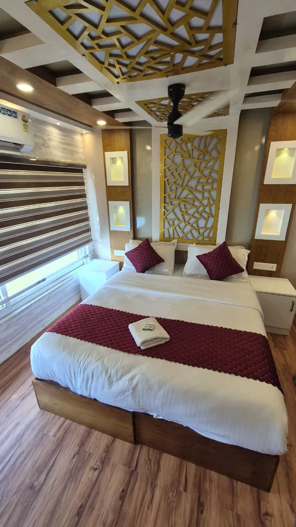 Royal Waves Premium - 10 Bedroom Premium Houseboat Interior View | Kerala Houseboat Cruise | Alleppey Green Tourism