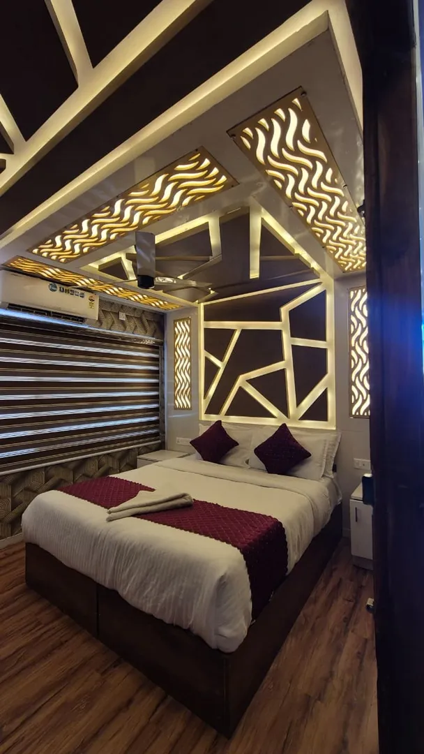 Royal Waves Premium - 10 Bedroom Premium Houseboat Interior View | Kerala Houseboat Cruise | Alleppey Green Tourism