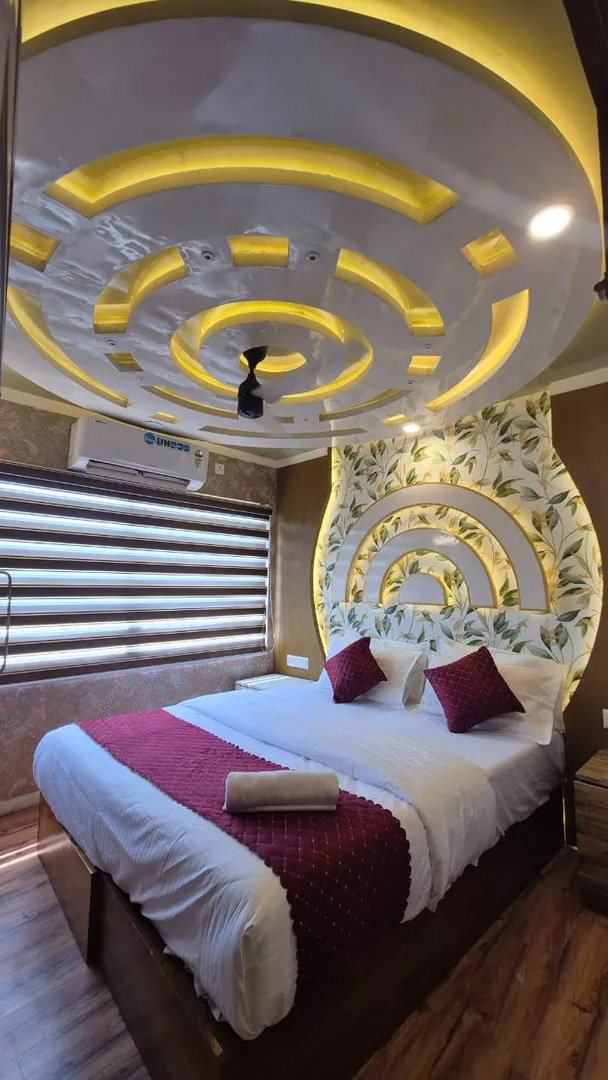 Royal Waves Premium - 10 Bedroom Premium Houseboat Interior View | Kerala Houseboat Cruise | Alleppey Green Tourism