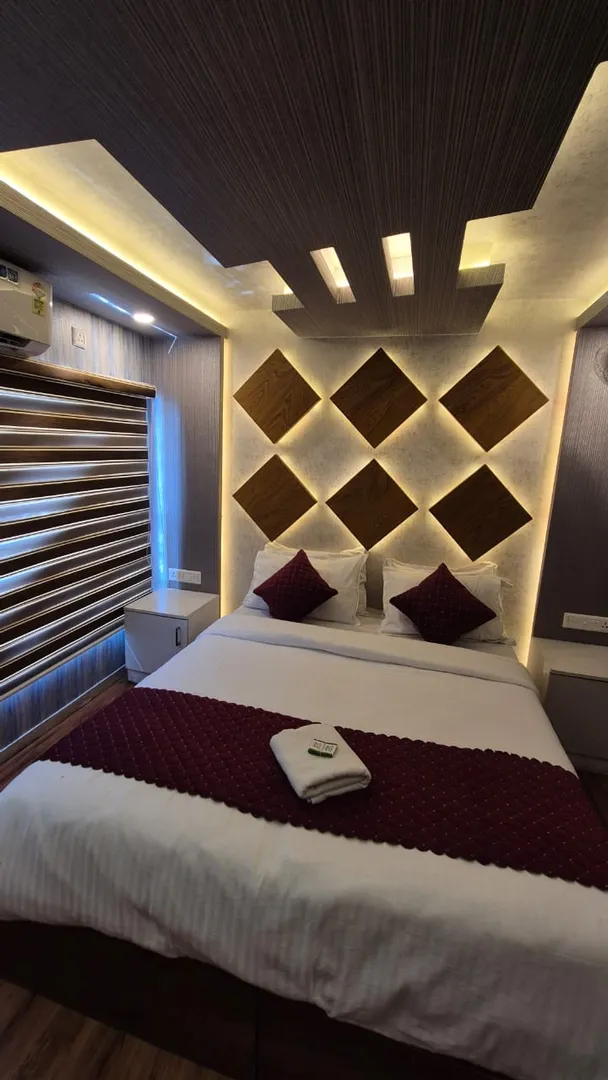 Royal Waves Premium - 10 Bedroom Premium Houseboat Interior View | Kerala Houseboat Cruise | Alleppey Green Tourism