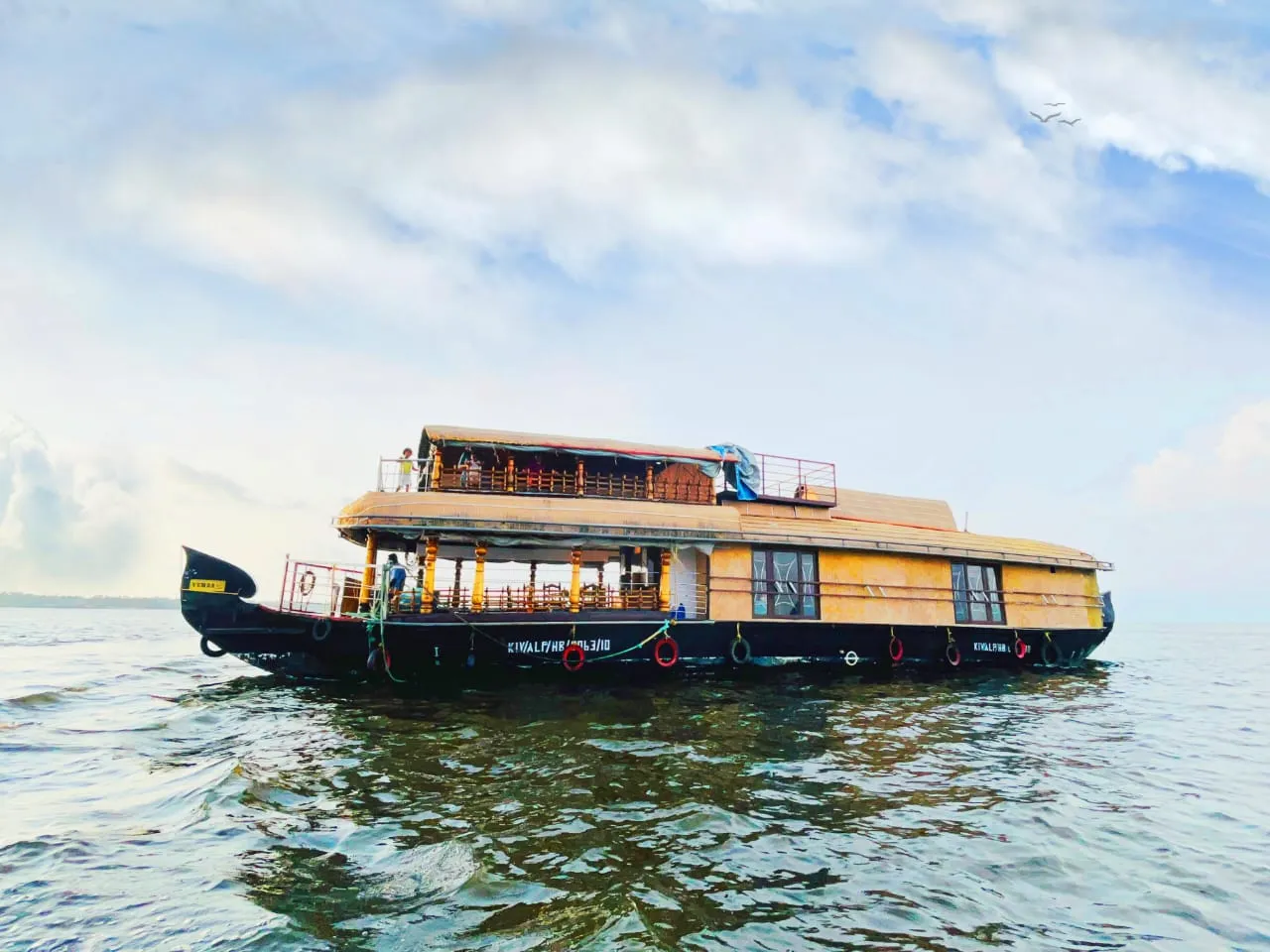 Vemba Deluxe - 2 Bedroom Deluxe Houseboat Interior View | Kerala Houseboat Cruise | Alleppey Green Tourism