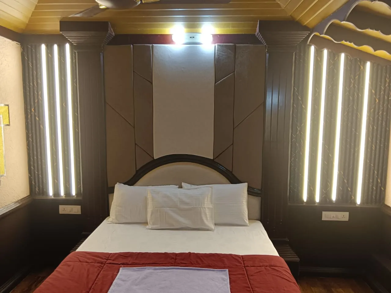 Vemba Deluxe - 2 Bedroom Deluxe Houseboat Interior View | Alleppey Backwaters | Alleppey Green Tourism