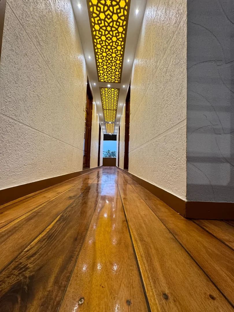 Vembanad Emperor - 10 Bedroom Deluxe Houseboat Interior View | Kerala Houseboat Cruise | Alleppey Green Tourism