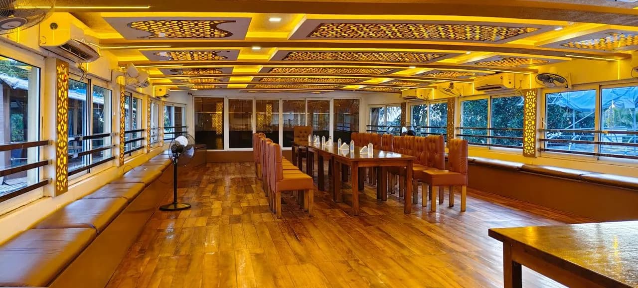 Vembanad Emperor - 10 Bedroom Deluxe Houseboat Interior View | Alleppey Backwaters | Alleppey Green Tourism