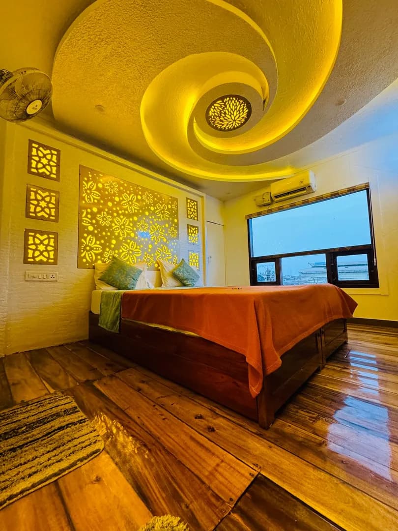 Vembanad Emperor Deluxe