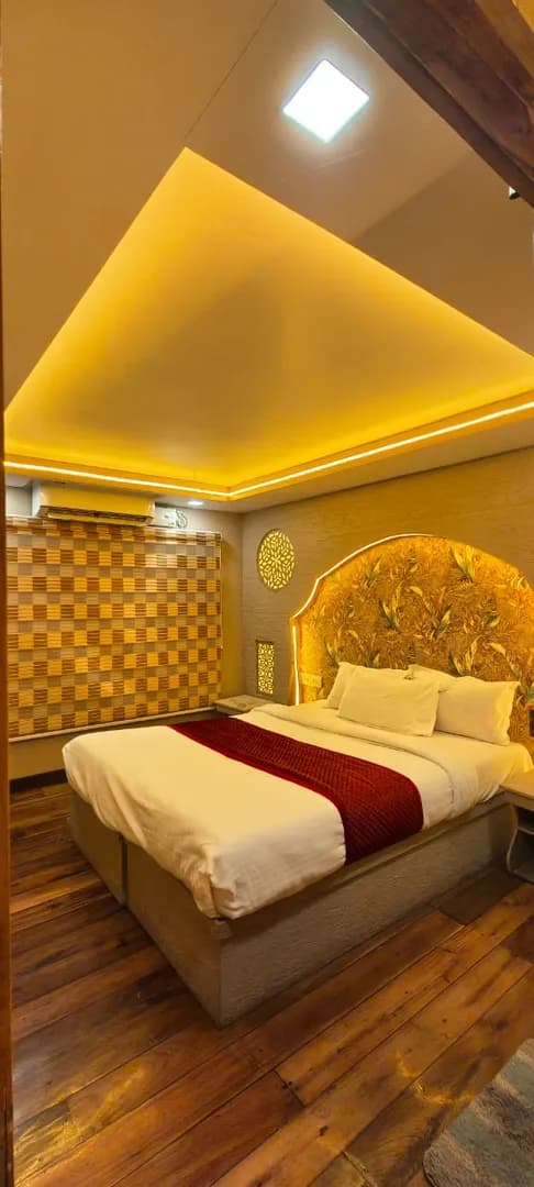 Vembanad Queen Premium