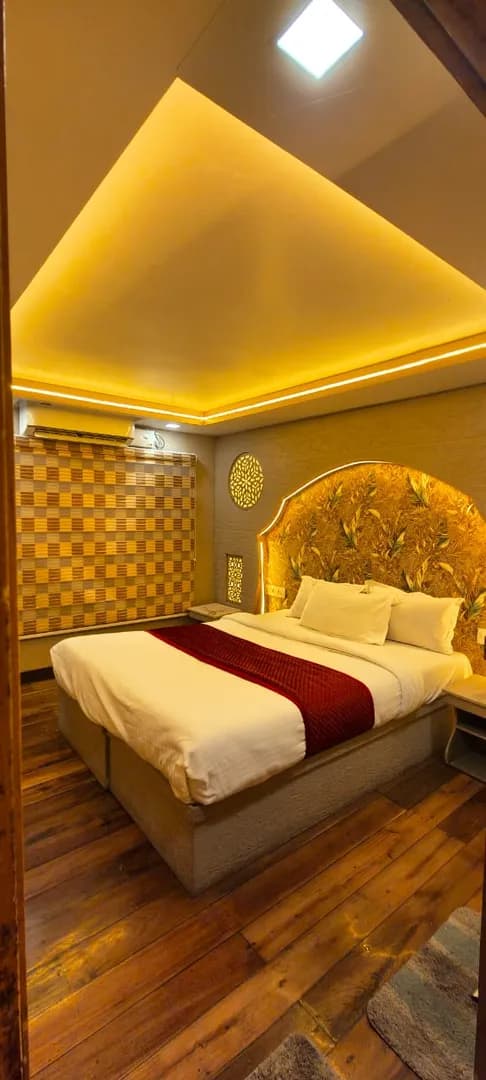 Vembanad Queen Premium