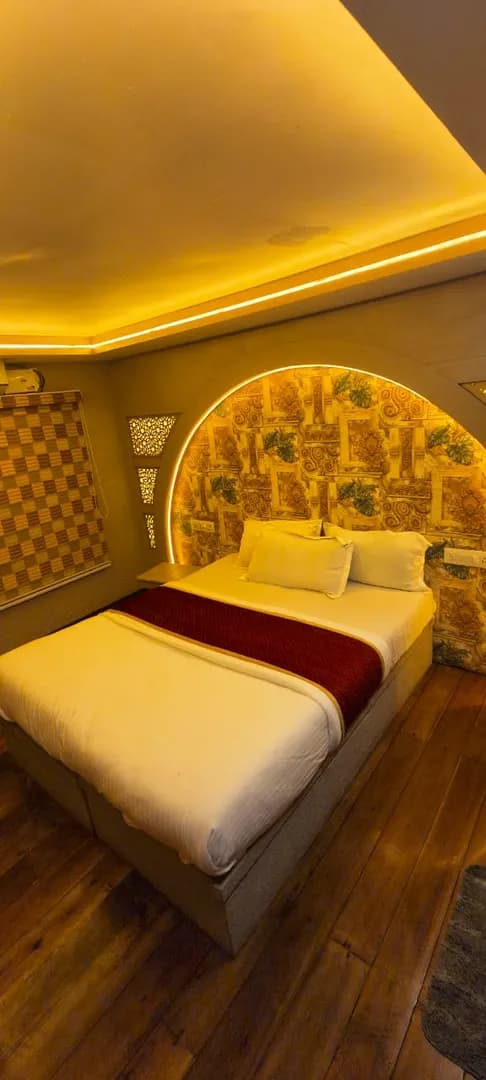 Vembanad Queen Premium