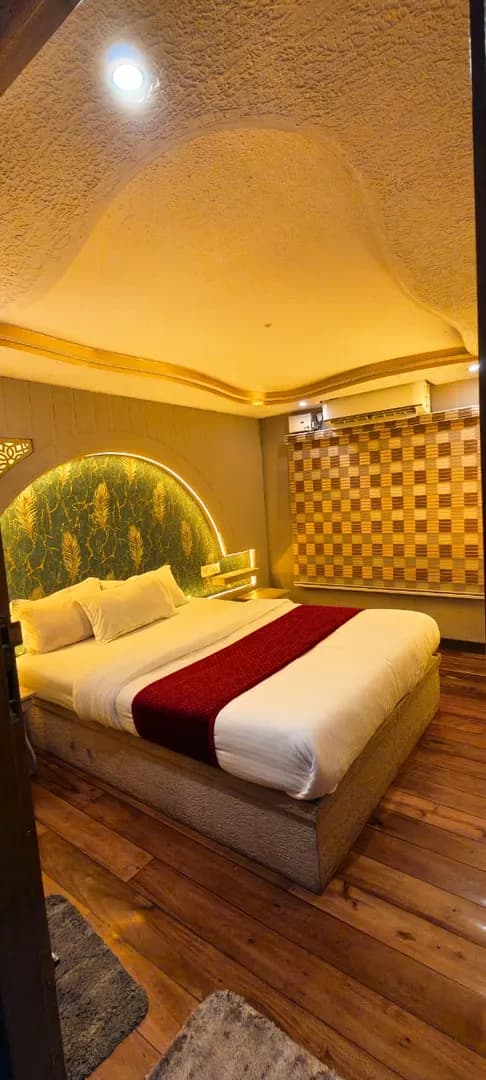 Vembanad Queen Premium