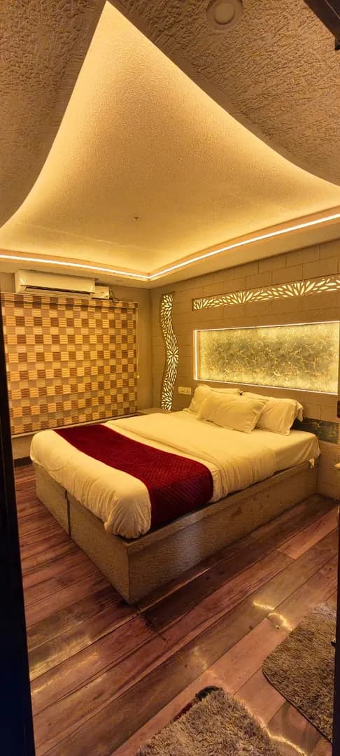 Vembanad Queen Premium