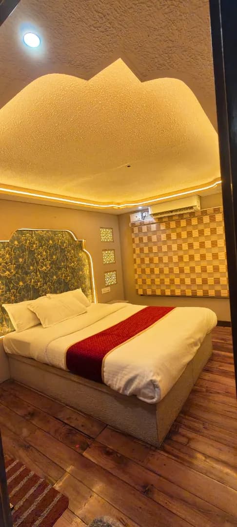 Vembanad Queen Premium