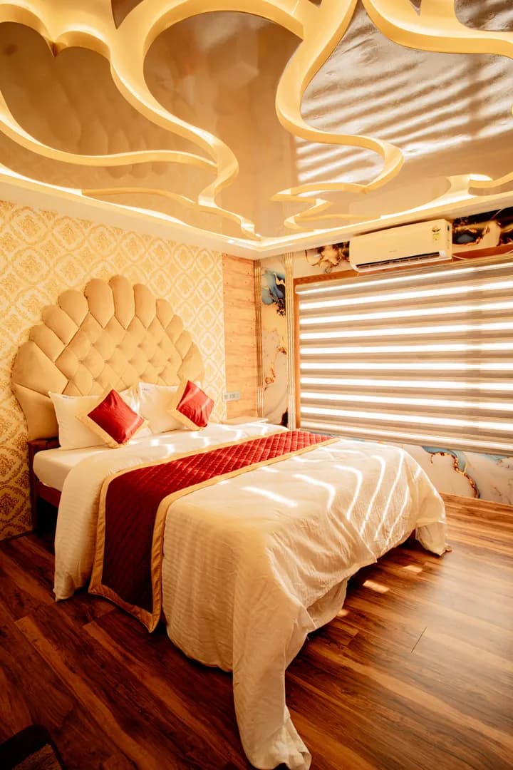 Virtue Premium - 7 Bedroom Premium Houseboat Interior View | Alleppey Backwaters | Alleppey Green Tourism