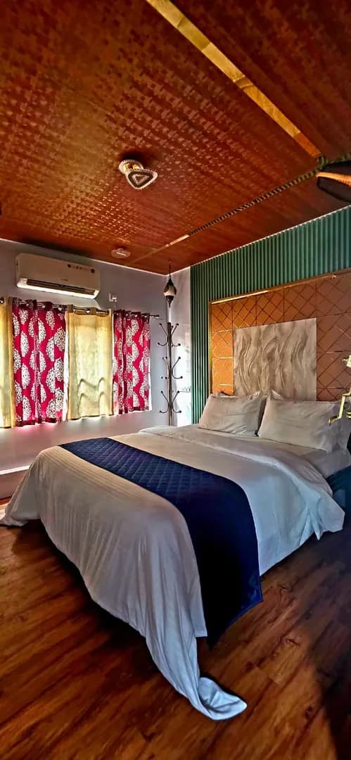 Red 2 Premium, 2-bedroom houseboat in Alleppey