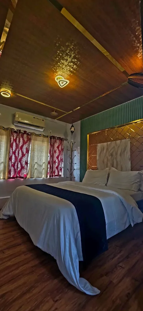 Red 2 Premium, 2-bedroom houseboat in Alleppey