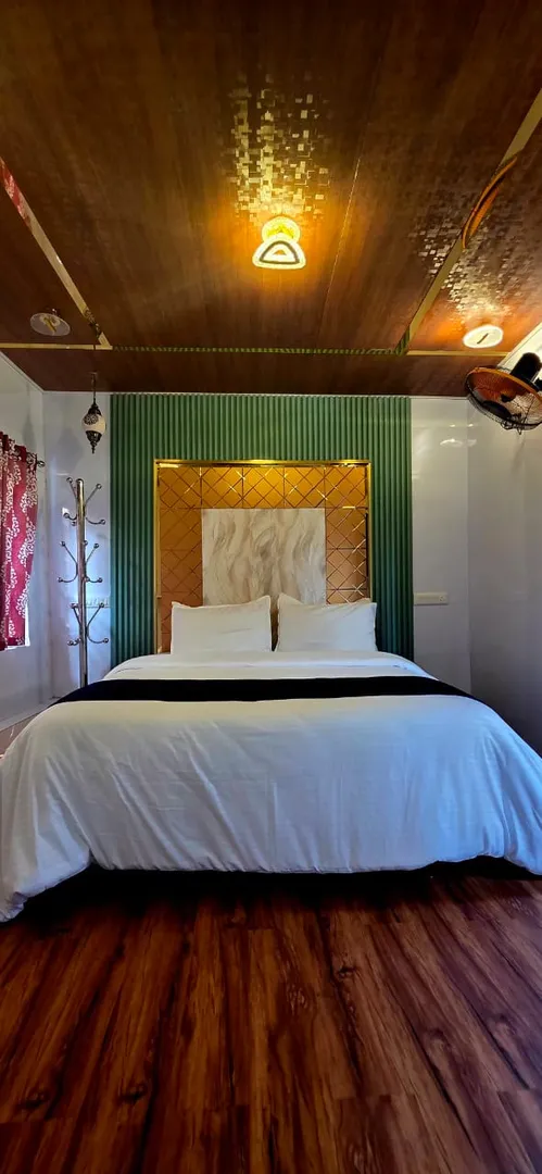 Red 2 Premium, 2-bedroom houseboat in Alleppey