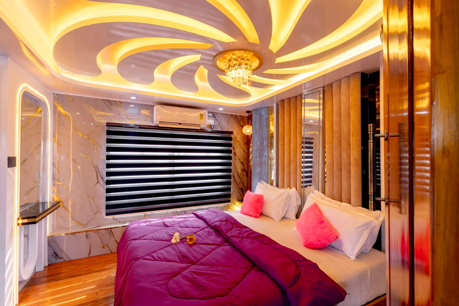 Karuthamma 2 Bed Luxury, houseboat in Alleppey