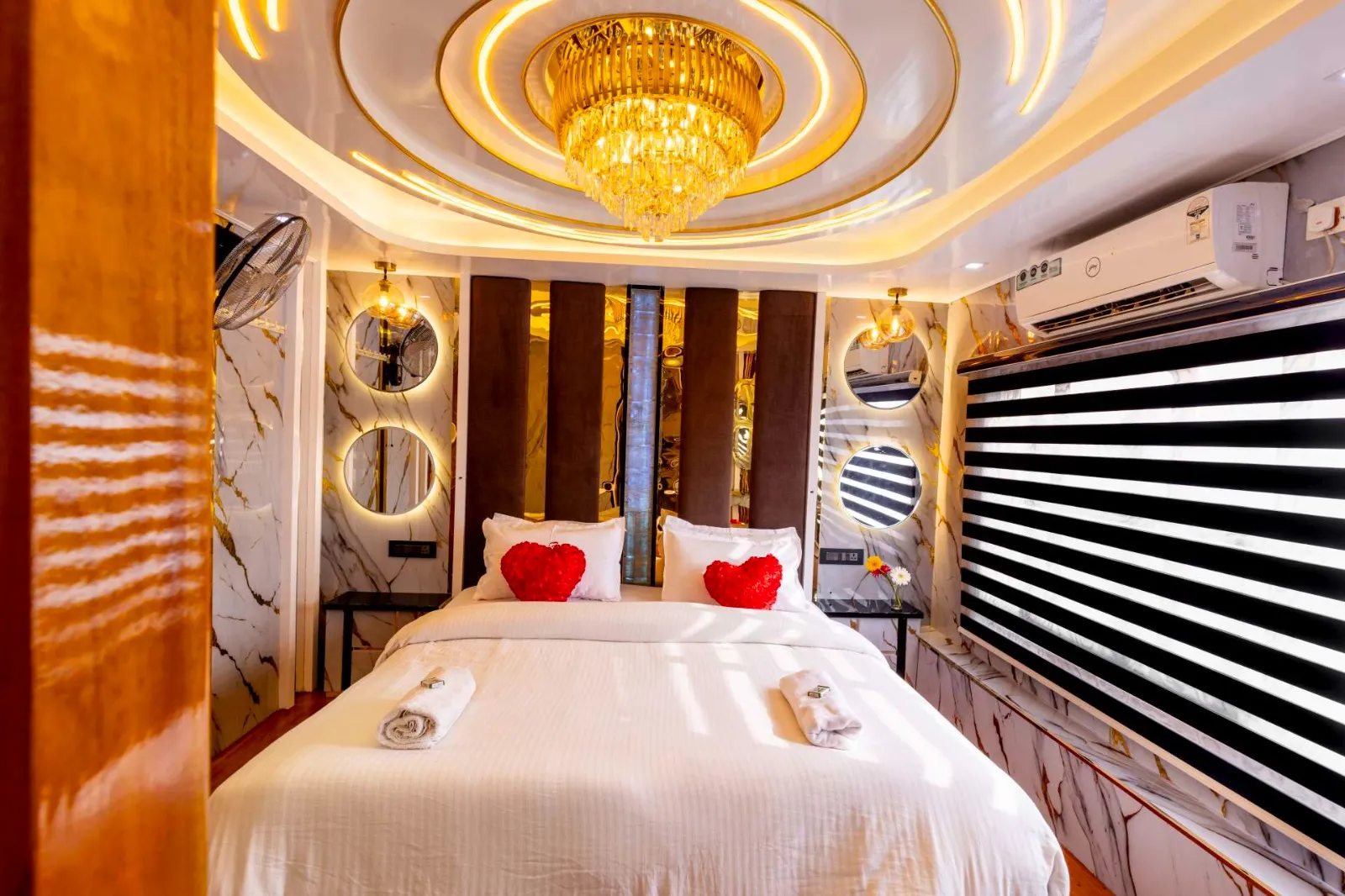 Karuthamma 2 Bed Luxury, houseboat in Alleppey