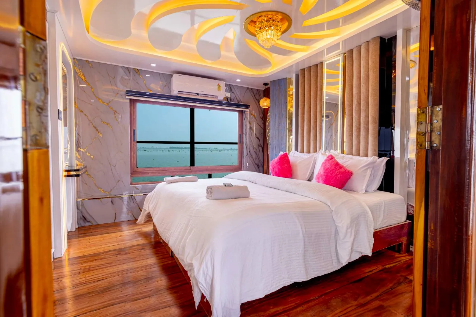 Karuthamma 2 Bed Luxury, houseboat in Alleppey