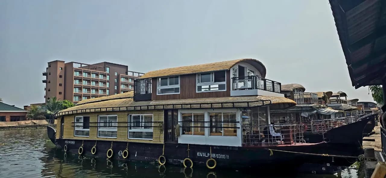 Red 2 Premium, 2-bedroom houseboat in Alleppey