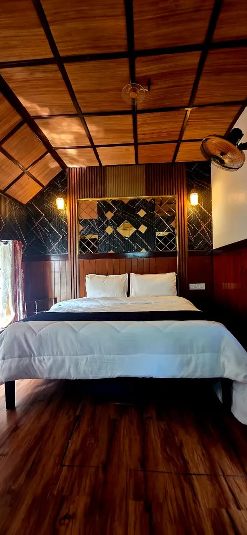 Red 2 Premium, 2-bedroom houseboat in Alleppey